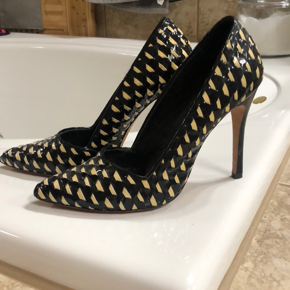 Alice and Olivia 37.5 black and cream heels